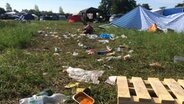 Müll liegt auf einem Campingplatz. © NDR Foto: Gerrit Hoss