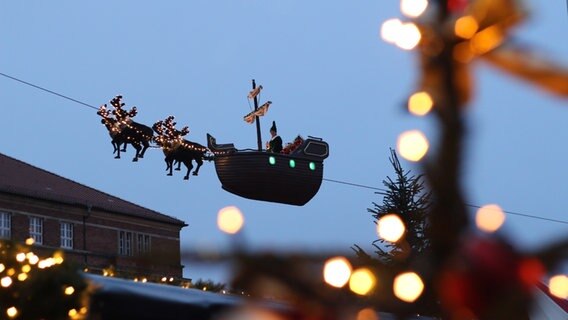 Die Weihnachtskogge fliegt über den Kieler Rathausplatz. © NDR Foto: Torsten Creutzburg