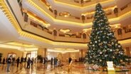 Ein edel geschmückter Weihnachtsbaum in einem Einkaufszentrum. © GUINNESS WORLD RECORDS 