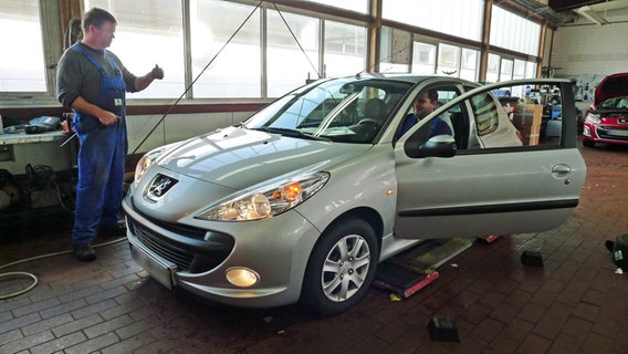 An einem Wagen wird in der Werkstatt ein Lichttest durchgeführt © NDR Foto: Juliane Thomas