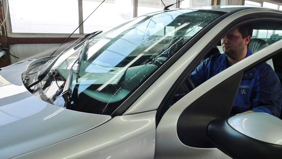 An einem Wagen wird in der Werkstatt ein Scheibenwaschanlagen test durchgeführt © NDR Foto: Juliane Thomas