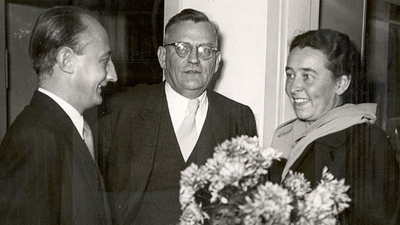 Am 12.November 1950 der offizielle Startschuss: Der erste Studioleiter Thomas-Viktor Adolph (links) mit dem NWDR-Intendanten Adolf Grimme. © NDR/Schlieben Foto: Schlieben