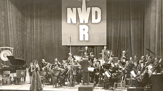 "Bunter Abend" des NWDR mit Lieselotte Malkowsky am 2. April 1950 im Deutschen Haus in Flensburg. © NDR Foto: Archiv Studio Flensburg