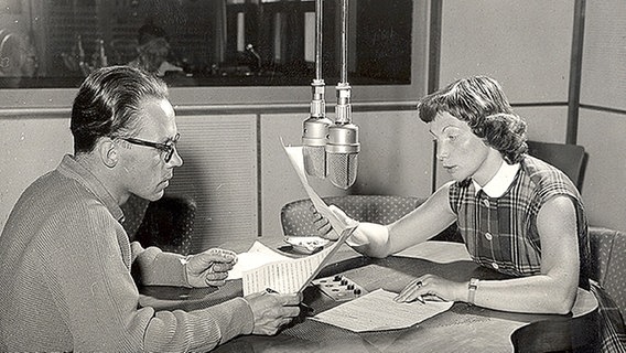 Inge Leudesdorf und Heinz Holland im Flensburger Studio. © NDR Foto: Archiv Studio Flensburg