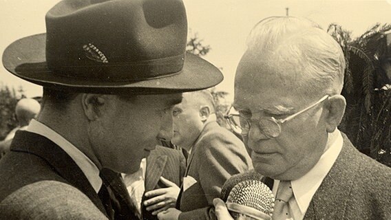 Max Rehbein interviewt am 1. Juni 1952 Ministerpräsident Friedrich-Wilhelm Lübke in Sankelmark. © NDR/Archiv Studio Flensburg 