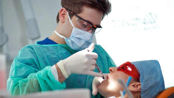 Ein Zahnarztverabreicht einer Patientin eine Betäubung © NDR Foto: Katarzyna Tuszynska