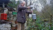 Friedrich-Karl Zechlin steht in Albsfelde in seinem Garten und kontrolliert seine Wetterstation © NDR Foto: Thomas Lenz