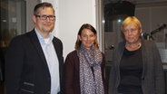 Michaela Aßmann steht im Studio zwischen Oliver Firla und Prof. Silke Göttsch-Elten. © NDR 