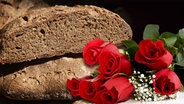 Teaserbild zum Weltfrauentag, auf dem Brot und Rosen abgebildet sind. (Montage) © Fotolia.com, picture-alliance Foto: Digitalpress, CHROMORANGE