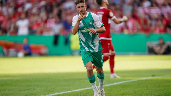 Romano Schmid von Werder Bremen feiert seinen Treffer. © picture alliance / nordphoto 