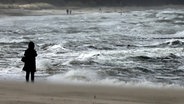 Eine Spaziergängerin steht an der aufgewühlten Ostsee © dpa-Bildfunk Foto: Bernd Wüstneck