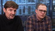 Die Journalisten Michael Wulzinger (54) und Rafael Buschmann (37) erzählen im Interview mit ZAPP von ihren Recherchen zu den #FootballLeaks und den Treffen mit dem Whistleblower. © NDR 