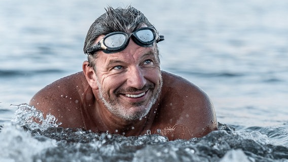 Extremschwimmer André Wiersig taucht aus dem Wasser auf. © Jan Hendrik Eming Foto: Jan Hendrik Eming