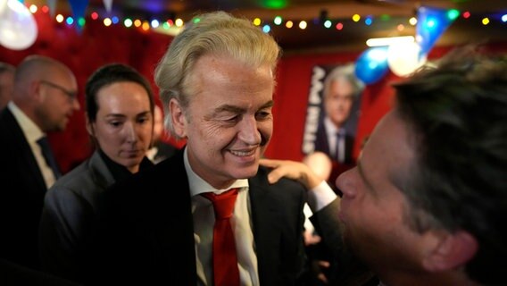 Geert Wilders, der Vorsitzende der rechtspopulistischen niederländischen Partei PVV, spricht nach der Parlamentswahl zu Anhängern. © AP/dpa Foto: Peter Dejong