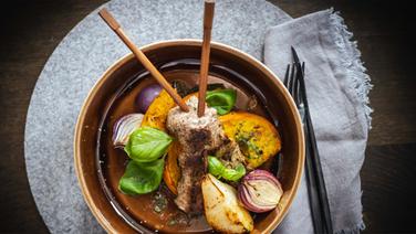 Orientalischer Wildschwein-Spieß mit Ofenkürbis und Birne © NDR Foto: Tarik Rose