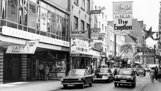 Blick auf die berühmte Große Freiheit, eine Seitenstraße der Reeperbahn, im Vergnügungsviertel in Hamburg-St. Pauli im Jahre 1962. © picture alliance Foto: Wolfgang Herold