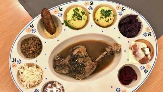 Neun Spezialitäten aus der sächsischen Küche wie Knödel, Gänsekeule und Rotkohl auf einem Teller serviert. © NDR 