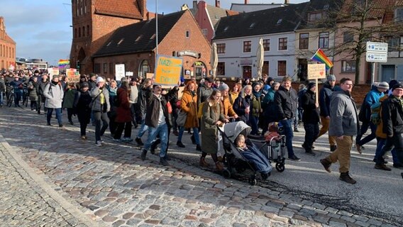 Menschen protestieren in Wismar gegen Rechtsruck. © NDR Foto: Martina Scheller