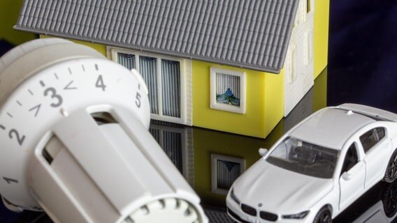 Symbolbild Lebenshaltungskosten Modelhaus, Modelauto und Thermostat © picture alliance / Chromorange Foto: Udo Herrmann