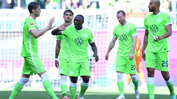 Die Spieler des VfL Wolfsburg feiern einen Treffer. © imago/Revierfoto 