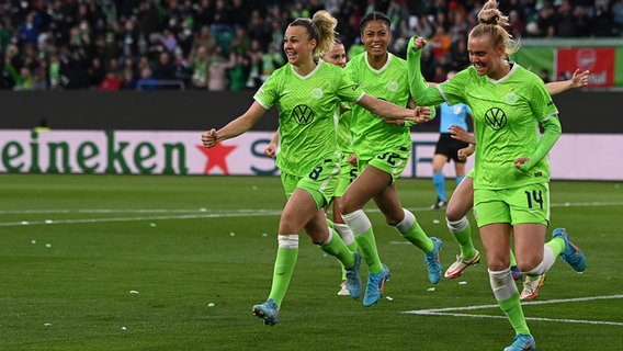 Die Wolfsburgerinnen feiern im CL-Viertelfinal-Rückspiel gegen den WFC Arsenal das 1:0 von Jill Roord (r.). © picture alliance Foto: Swen Pförtner