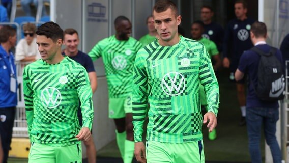 Josip Brekalo (l.) und Bartol Franjic vom VfL Wolfsburg. © imago images 