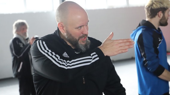 Andre Trucker gives clear instructions during training.  © NDR Photo: Marina Heller