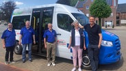 Von links nach rechts: 1. Vorsitzender Michael Szymanski, Peter Wigger, Schatzmeister,  Heinz Engebrecht, Stellv. Vorsitzende und Annette Wesemeyer sowie Moderator Arne Torben Voigts. © NDR Foto: Henning Orth