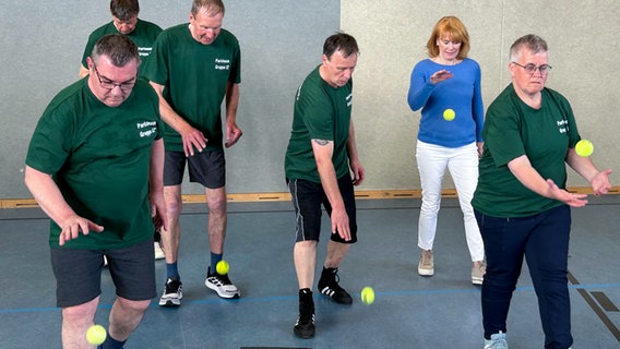 Vera Cordes besucht eine Parkinson-Selbsthilfegruppe. © NDR Foto: Hauke Sievers