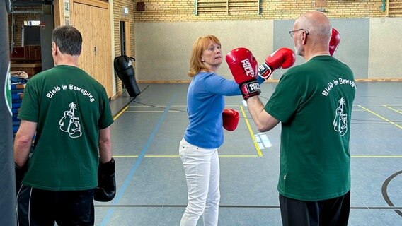 Vera Cordes besucht eine Parkinson-Selbsthilfegruppe. © NDR Foto: Hauke Sievers