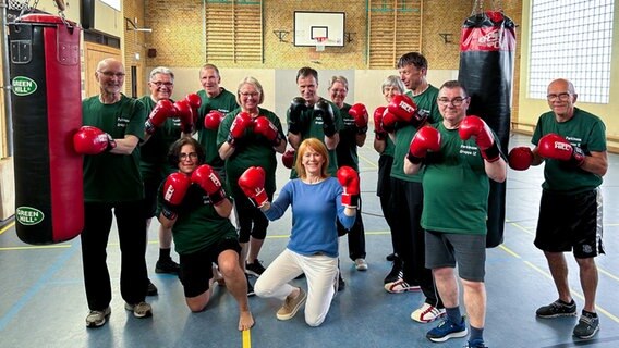 Vera Cordes besucht eine Parkinson-Selbsthilfegruppe. © NDR Foto: Hauke Sievers