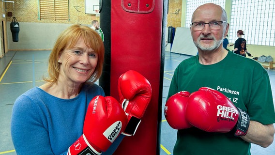 Vera Cordes besucht eine Parkinson-Selbsthilfegruppe. © NDR Foto: Hauke Sievers