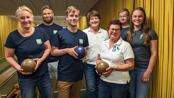 Sylvia Berndt, Philipp Jeß, Daniel Düsterdiek, Claudia Jürgensen, Angelika Frank, Jeffrey Dembeck, Maria Louise Lilie (v.l.n.r.) © NDR Foto: Marko Schwolow