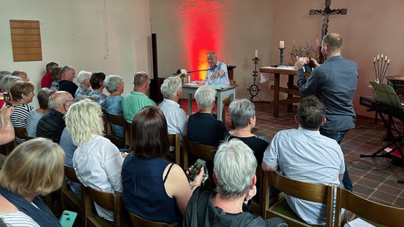 Hubertus Meyer-Burckhardt liest in der Kirche von Karrenzin. © NDR Foto: Hauke Sievers