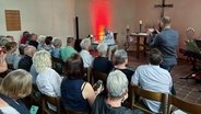 Hubertus Meyer-Burckhardt liest in der Kirche von Karrenzin. © NDR Foto: Hauke Sievers