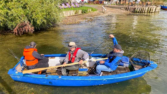 Heinz Galling mit Teilnehmern der Aktion in einem Boot auf dem Schweriner See. © NDR Foto: Hauke Sievers