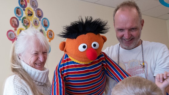 Ernie zu Besuch in der Kita Zwergenland: Charlie Kaiser und Martin Paas (rechts) sind die Puppenspieler von Ernie. © NDR Foto: Emma Wedemeyer