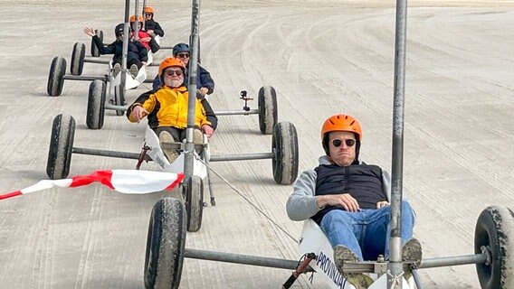 Henrik Hanses und Gruppe beim Strandsegeln in Sankt Peter-Ording. © NDR Foto: Hauke Sievers