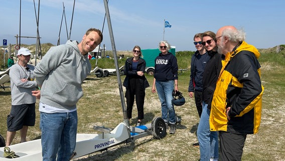 Henrik Hanses und Gruppe bei der Vorbereitung zum Strandsegeln in Sankt Peter-Ording. © NDR Foto: Hauke Sievers
