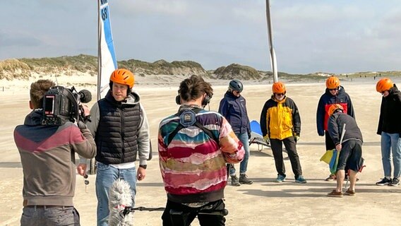 Henrik Hanses und Gruppe am Strand Sankt Peter-Ording. © NDR Foto: Hauke Sievers