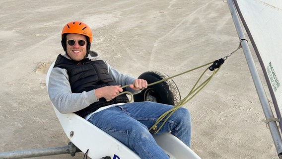 Henrik Hanses beim Standsegeln in Sankt Peter-Ording. © NDR Foto: Hauke Sievers