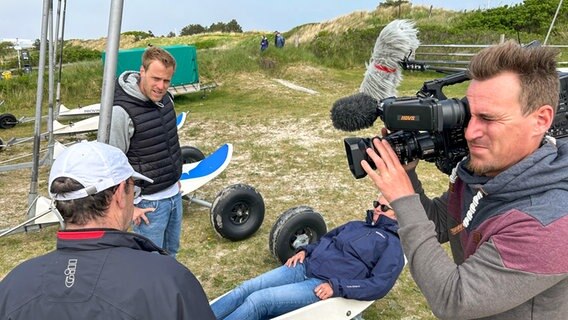 Henrik Hanses und Gruppe bei der Vorbereitung zum Standsegeln in Sankt Peter-Ording. © NDR Foto: Hauke Sievers