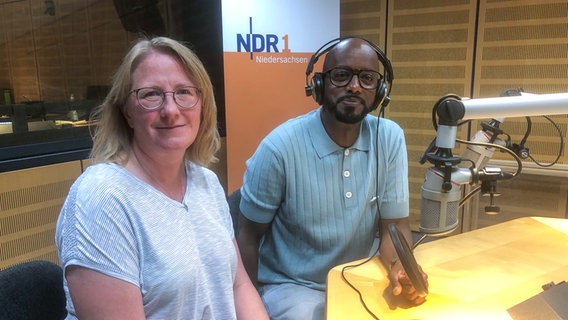 Melanie Ritter im Studio mit Moderator Yared Dibaba. © NDR Foto: Anke-Martina Witt