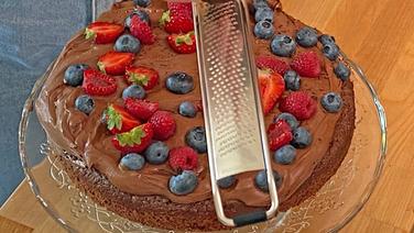 Vegan chocolate cake with berries © NDR Photo: Hauke ​​​​​​​​​Sievers