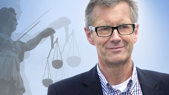Christian Wulff vor einer Justizia (Montage). © imago Foto: Ralph Peters, Future Image
