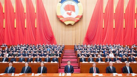 News Themen der Woche KW10 News Bilder des Tages 240310 -- BEIJING, March 10, 2024 -- Chinese leaders Xi Jinping, Li Qiang, Zhao Leji, Cai Qi, Ding Xuexiang, Li Xi, and Han Zheng attend the closing meeting of the second session of the 14th National Committee of the Chinese People s Political Consultative Conference CPPCC at the Great Hall of the People in Beijing, capital of China, March 10, 2024.  TWO SESSIONS CHINA-BEIJING-CPPCC-ANNUAL SESSION-CLOSING MEETING CN HuangxJingwen     PUBLICATIONxNOTxINxCHN © IMAGO/Xinhua Foto: Huang Jingwen