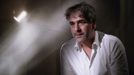 Der Journalist Deniz Yücel (45) berichtet im Interview über seine Zeit im türkischen Gefängnis, über seine Angst, vergessen zu werden.  