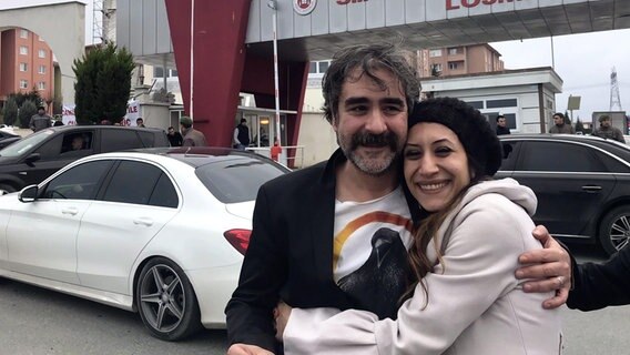 Ein bewegender Moment: Deniz Yücel schließt nach seiner Freilassung aus dem türkischen Gefängnis seine Frau in die Arme.  