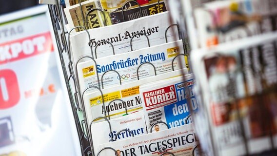 Verschiedene Tageszeitungen in einem  Kiosk. © Picture Alliance Foto: Christoph Hardt/Geisler-Fotopress