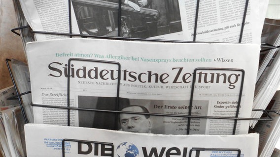 Die Süddeutsche Zeitung liegt in einem Zeitungsständer. © picture alliance / ROPI | Antonio Pisacreta Foto: Antonio Pisacreta
